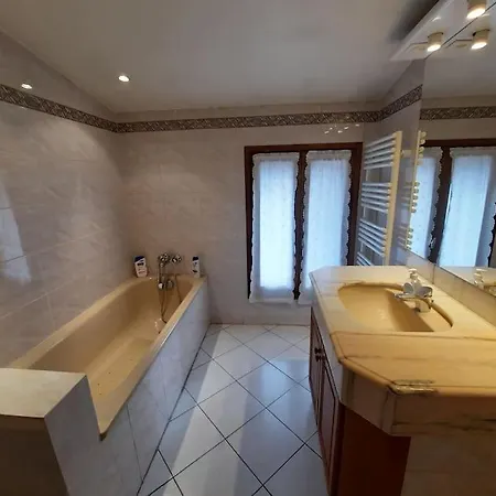 A 200 Metres Du Chateau : Maison De Holiday home