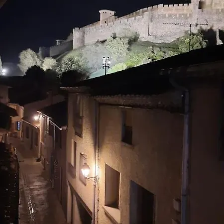 Nyaraló A 200 Metres Du Chateau : Maison De *