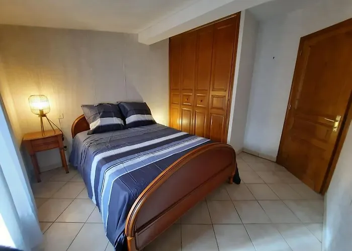 A 200 Mètres Du Château : Maison De *