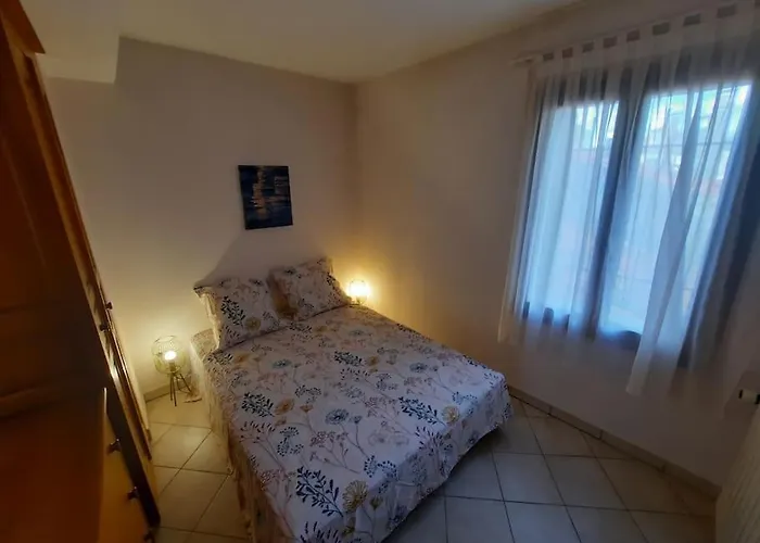 A 200 Mètres Du Château : Maison De Hébergement de vacances *