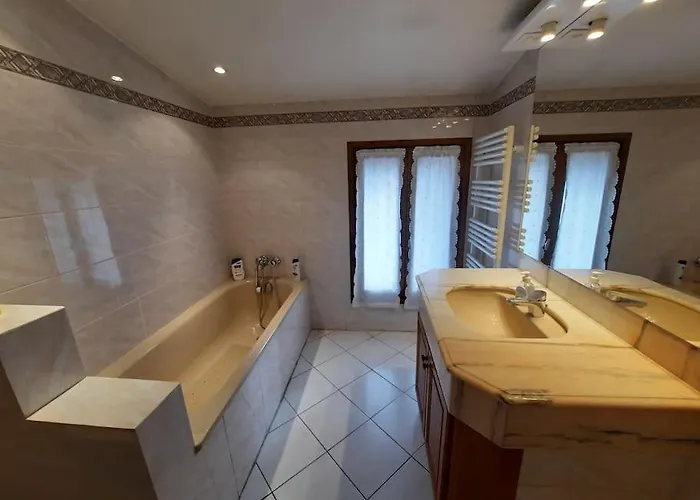 A 200 Mètres Du Château : Maison De Hébergement de vacances